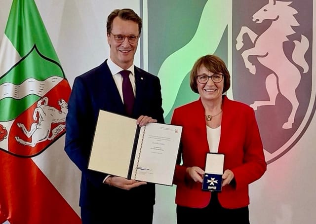 Monika Düker erhält den Verdienstorden des Landes Nordrhein Westfalen