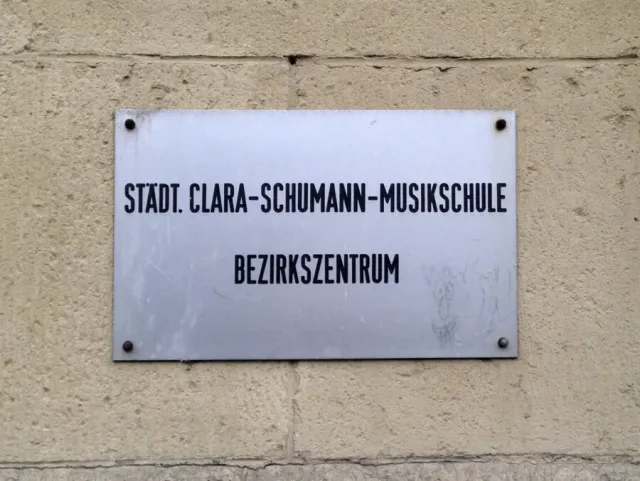 Bericht aus der Augustsitzung: Erweiterung der Clara Schumann Musikschule, Begrünung des Parkhauses am Carlsplatz und eine weitere Kita an der Schirmerstraße