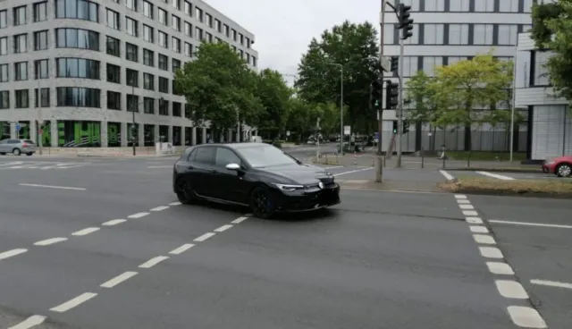 Rote Markierung der Radspur auf der Kreuzung Heinrich-Ehrhardt-Straße / Ecke Rather Straße
