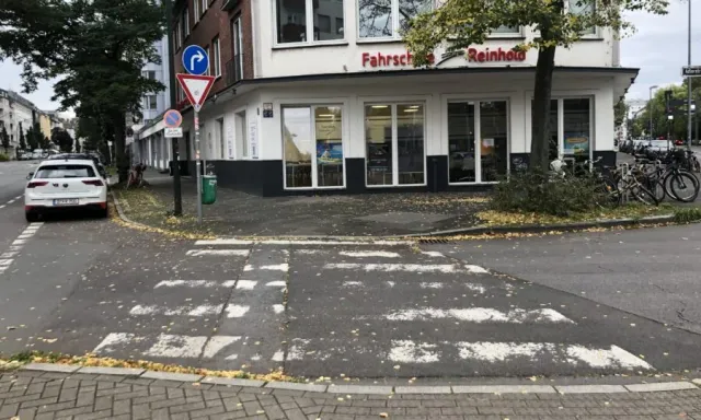 Markierung des Fußgängerüberwegs auf der Abbiegespur Pempelforter Straße in Adlerstraße