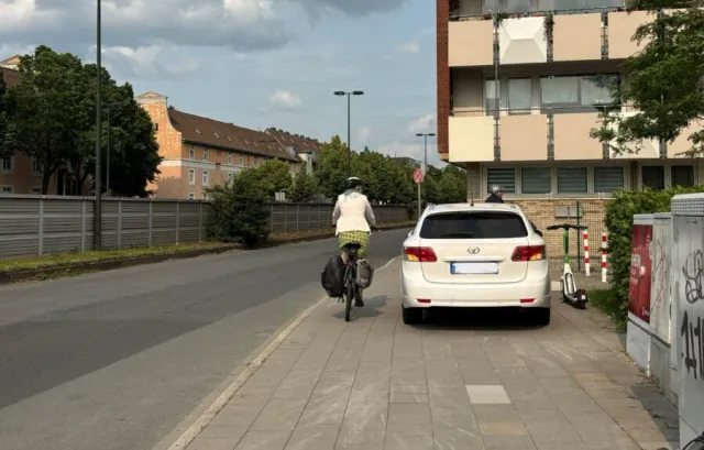 Weiterführung des Radwegs vor dem Gebäude „Horizon“ (L’Oreal) auf der Johannstraße