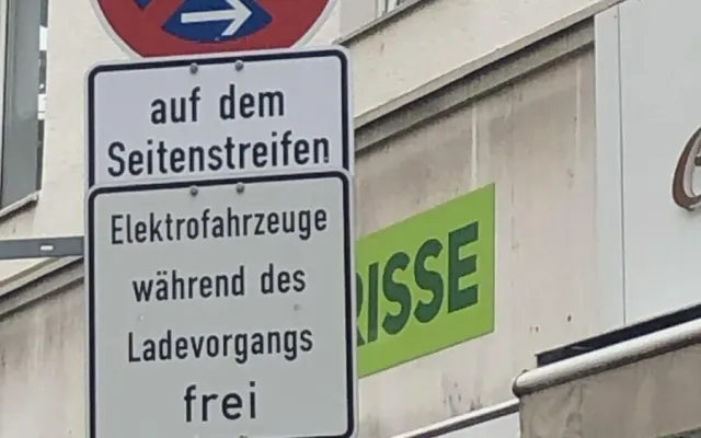 Kennzeichnung Elektroladesäulen