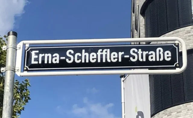 Zusatzschild zum neuen Straßenschild Erna-Scheffler-Straße