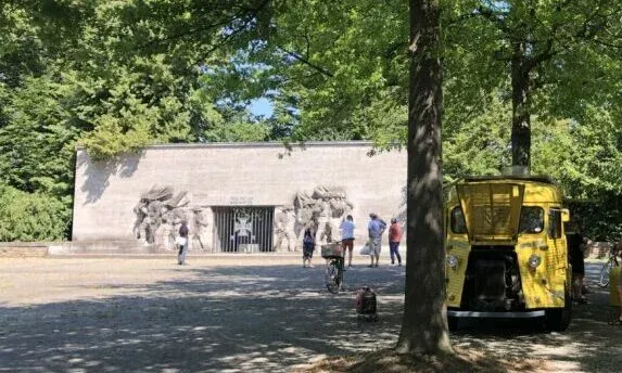 Pultstele zur Erläuterung der Geschichte des 39er Füsilier-Denkmals auf dem Reeser Platz